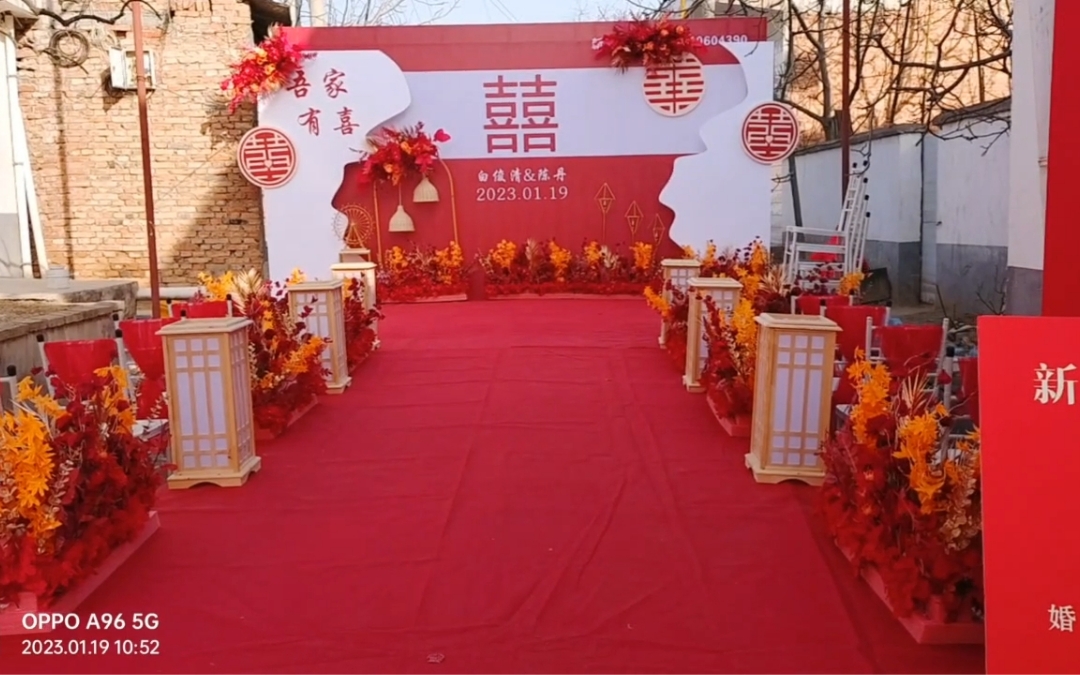 陽光明媚，紅色的婚禮你穿著白色紗成了這一天最幸福