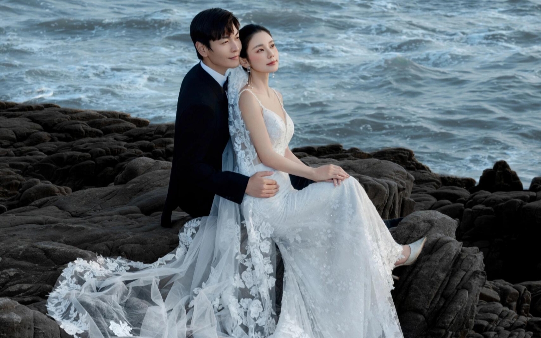 海風(fēng)輕拂，浪花低語，礁石見證了一場浪漫的告白