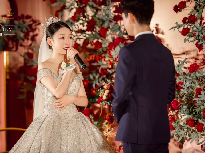 低层高小预算红色复古婚礼 