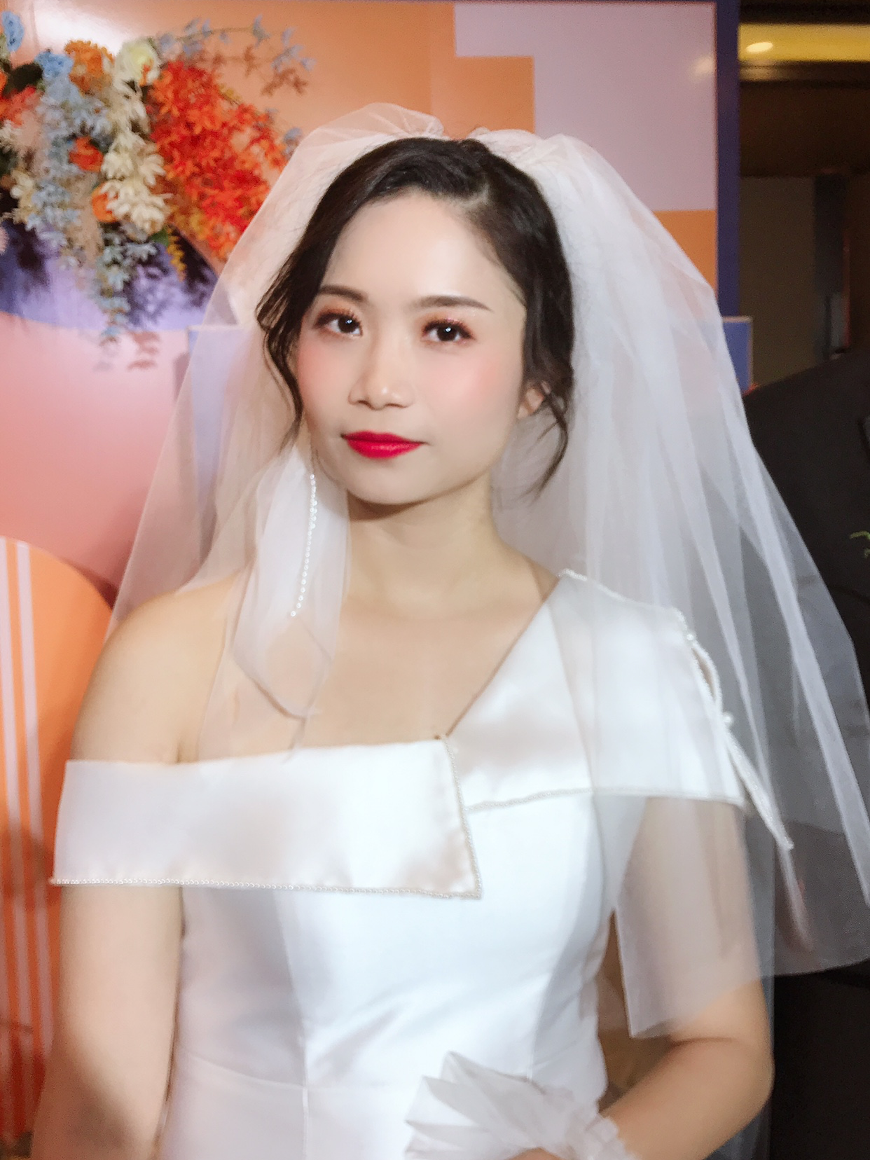 纯缎面超低腰一字肩搭斜肩婚纱