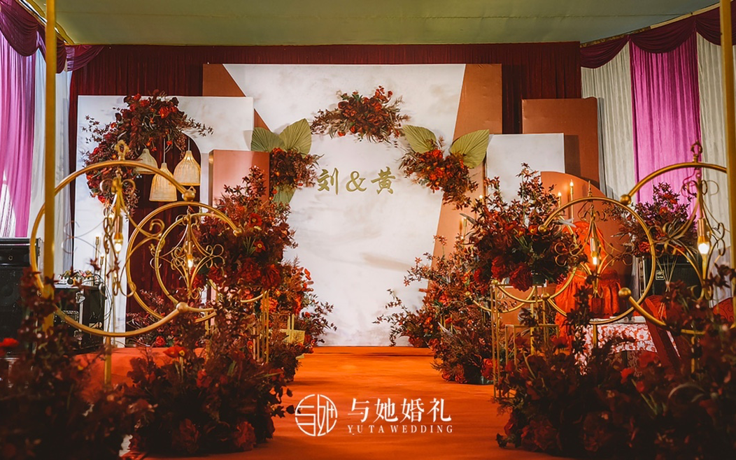 红色主题户外棚内婚礼