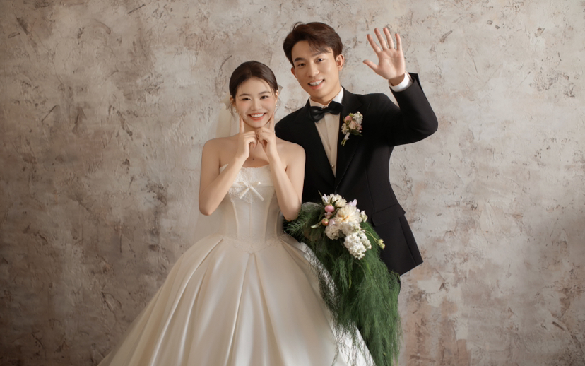 室內(nèi)婚紗照、甜甜的愛情不就來了么??