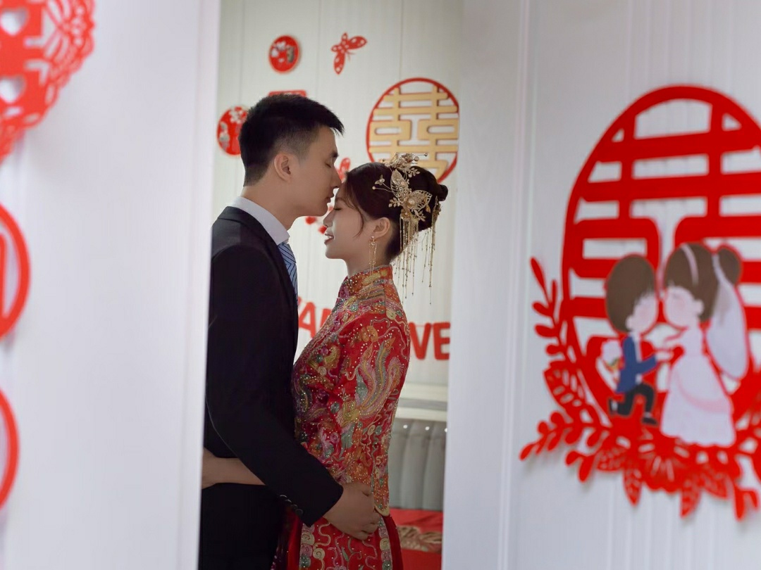 衡阳市内新娘跟妆三套造型三套头饰耳饰项链