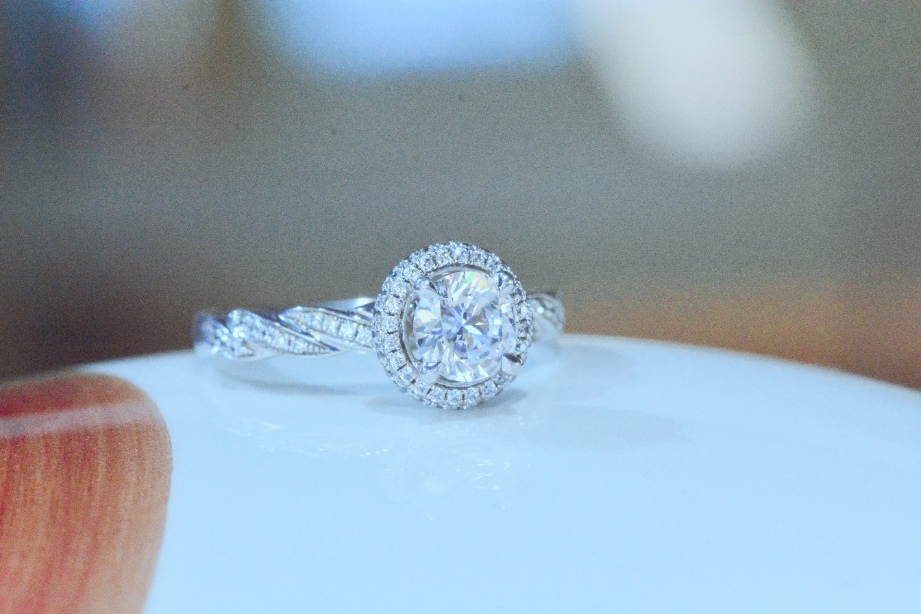 小预算，大钻戒💍这款婚戒更懂90后的心思！