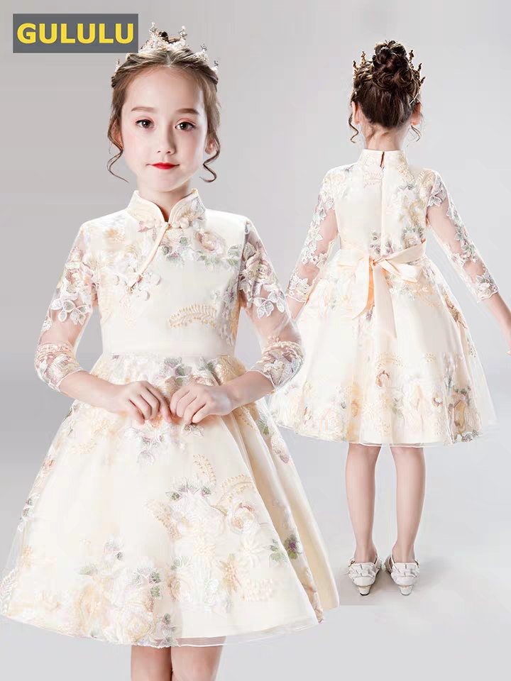 纠结，给小花童选哪件衣服好？[抓狂]