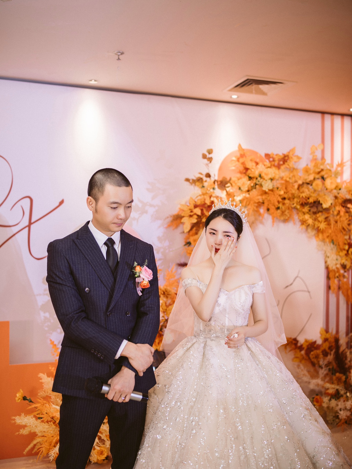 婚纱秀禾礼服三件套餐免费赠租伴娘服