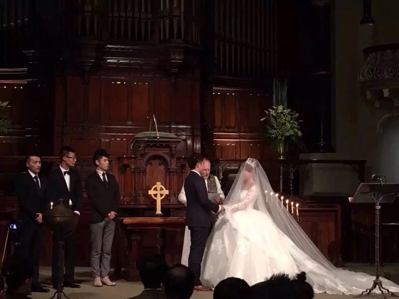 挂着的婚纱_欧美婚纱挂着图片(2)