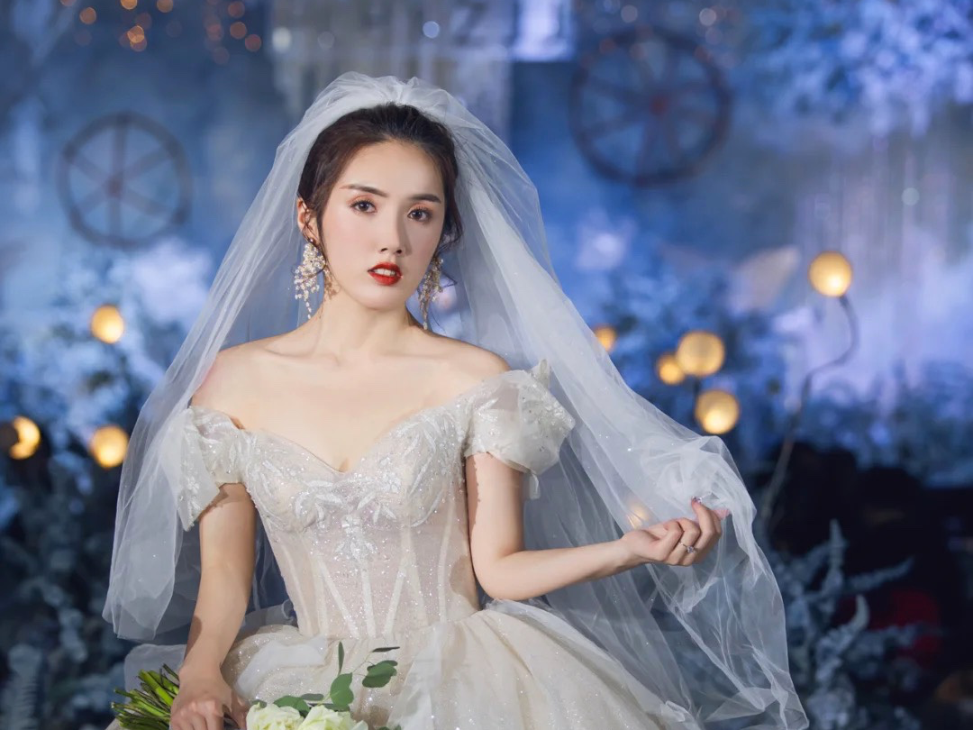 资深档化妆师全程跟妆#赠送两个亲友淡妆