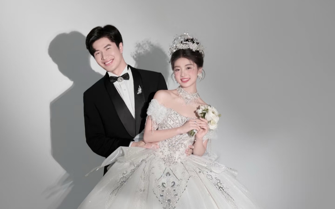 极简光影婚纱照，波光粼粼中的唯美邂逅