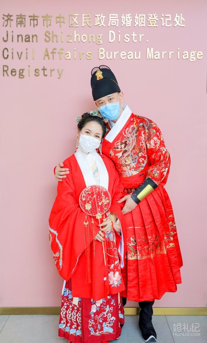 穿汉服拍登记照领证，❤️领证这么穿太酷了！