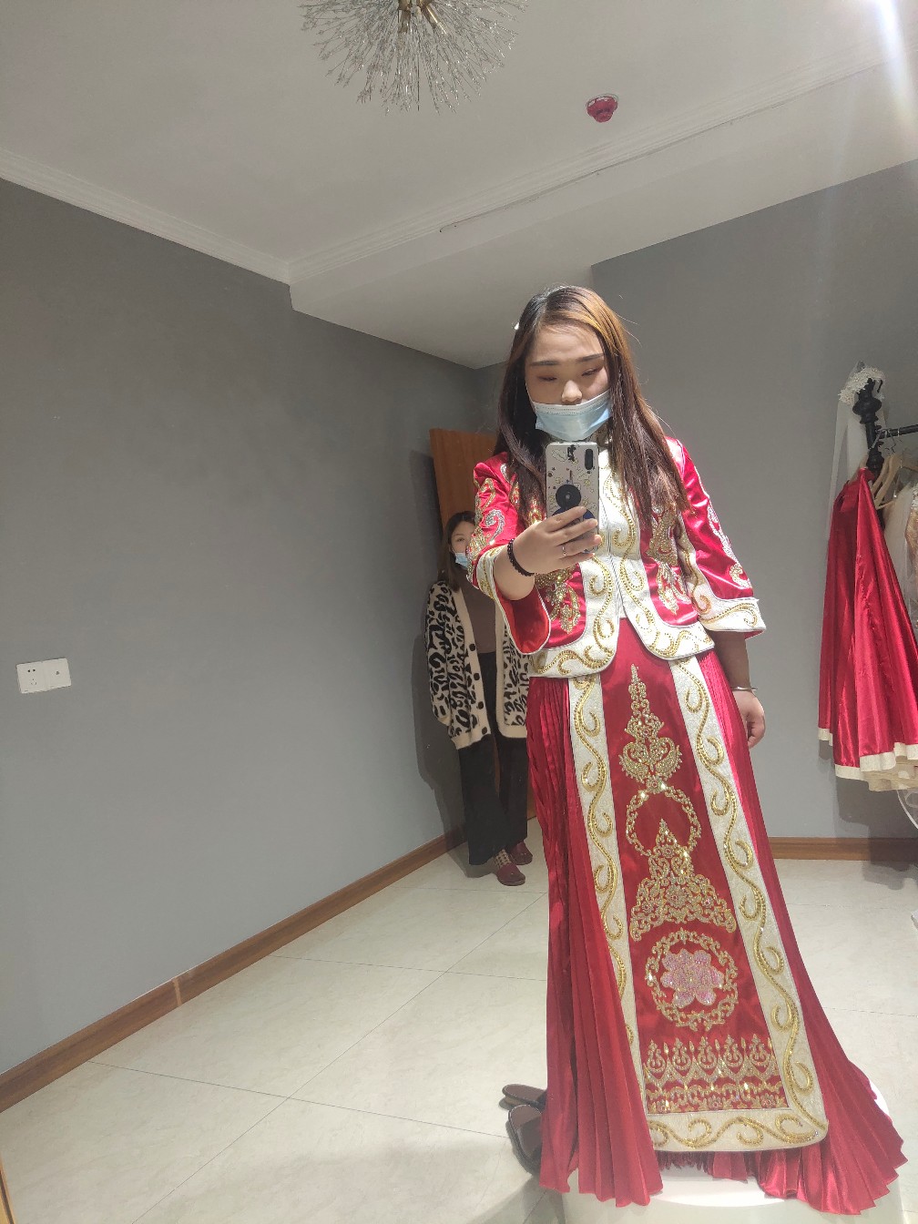 2021年4月20日我们挑选结婚当天婚纱