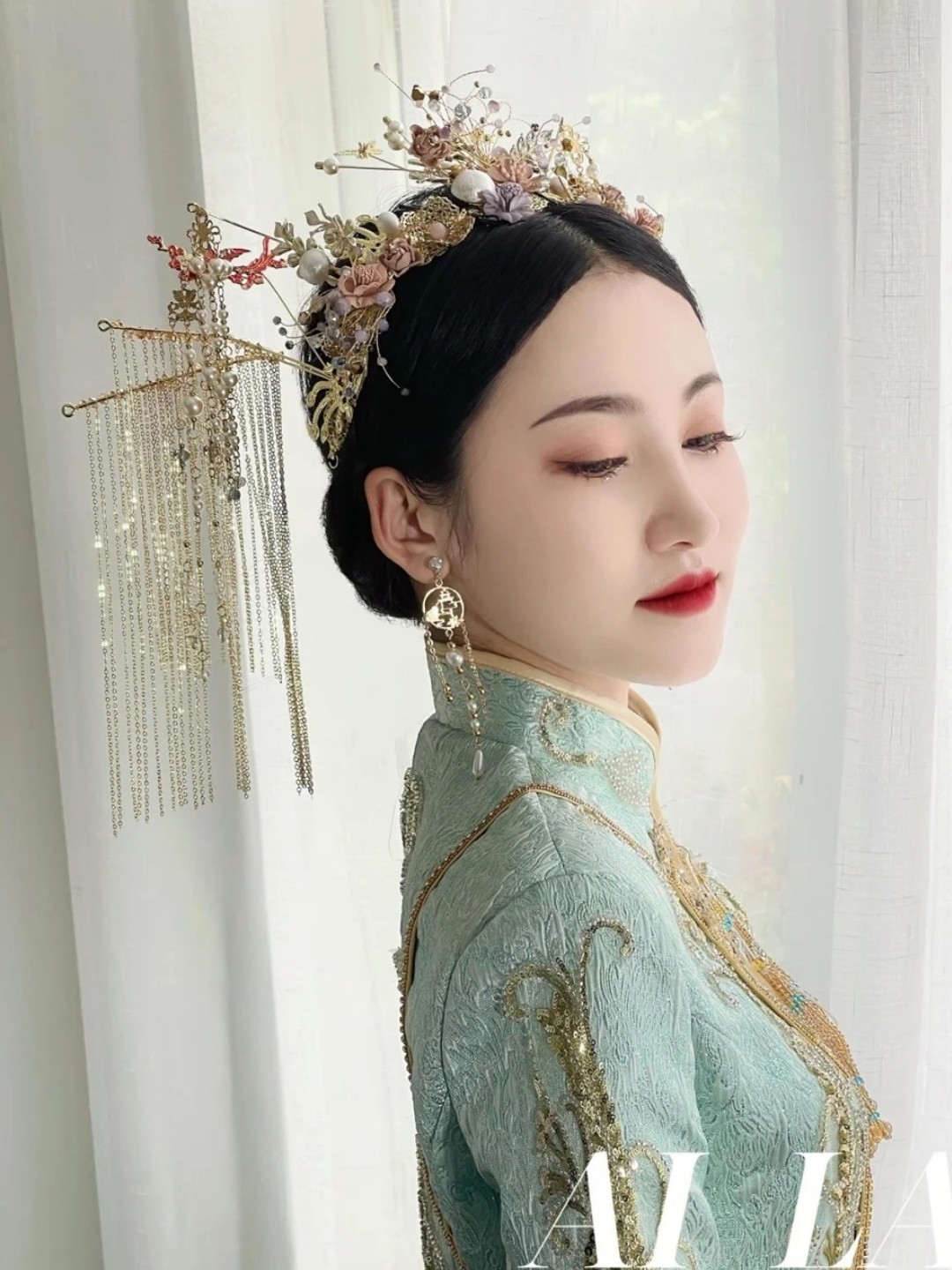 简约 甜美 现代长拖尾婚纱