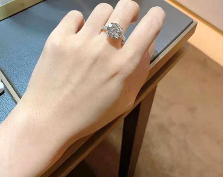 辣么大钻戒你也值得拥有