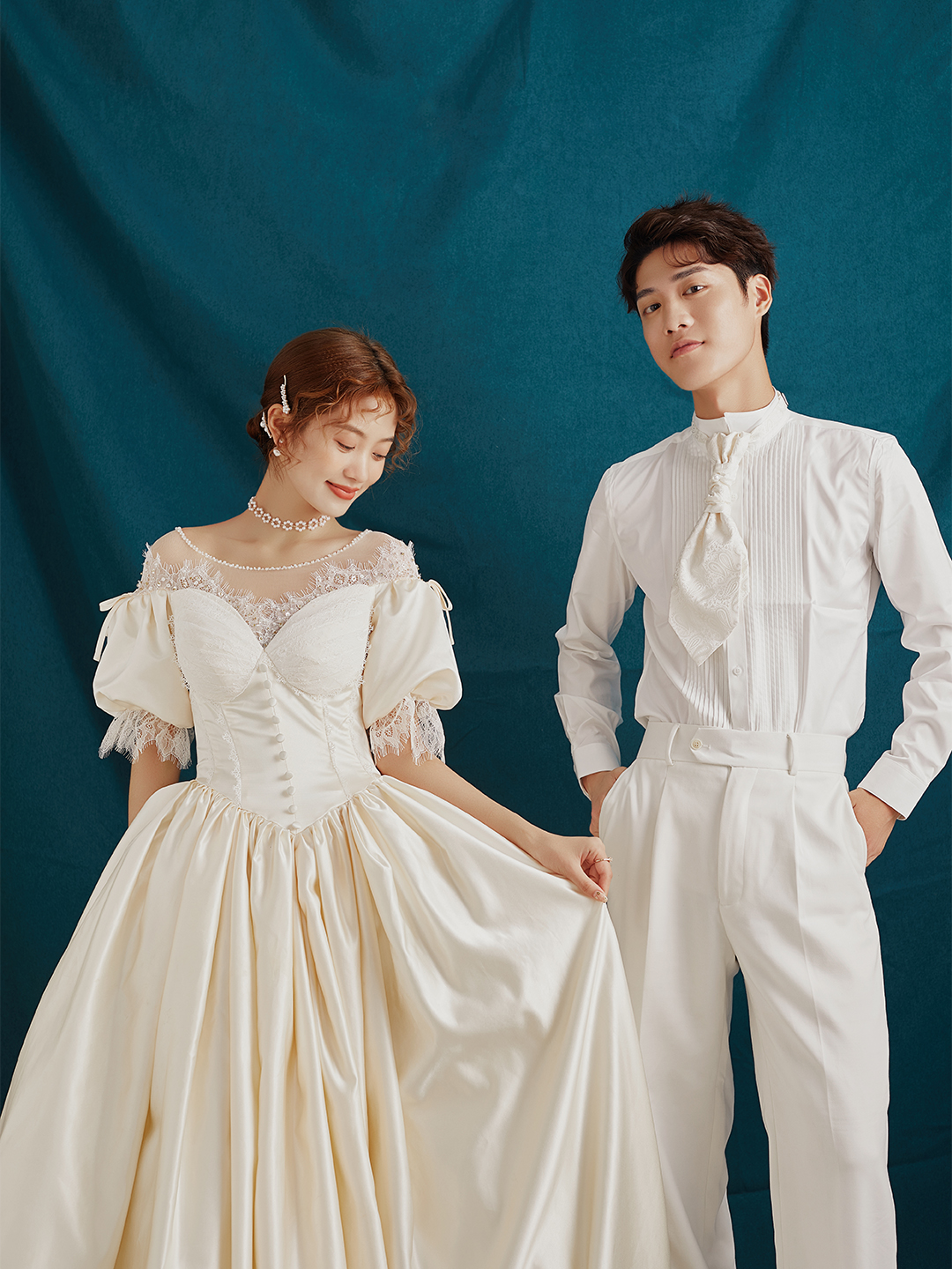 简单又不失甜蜜的室内少女婚纱照