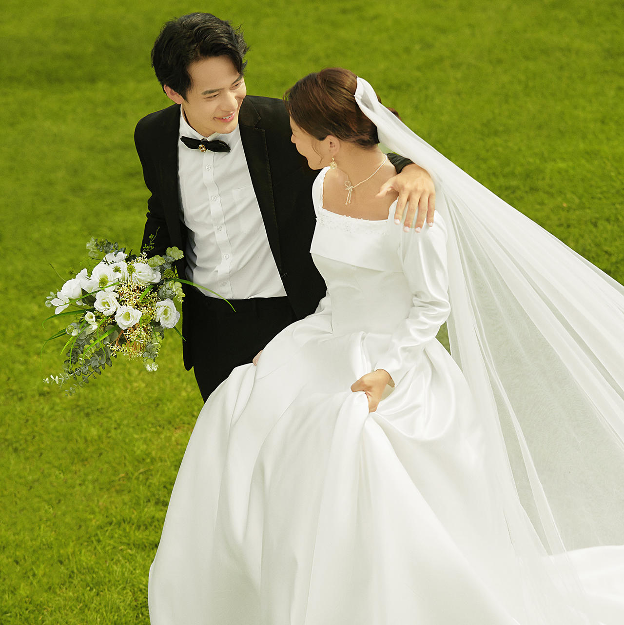 5999婚纱照+礼服+婚礼跟妆[一价全包]