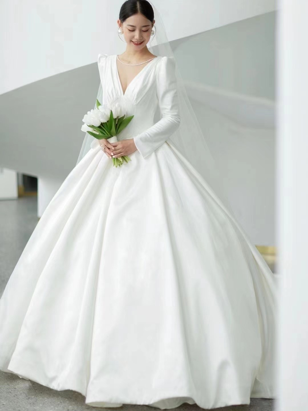 缎面长袖极简复古婚纱，法式婚纱