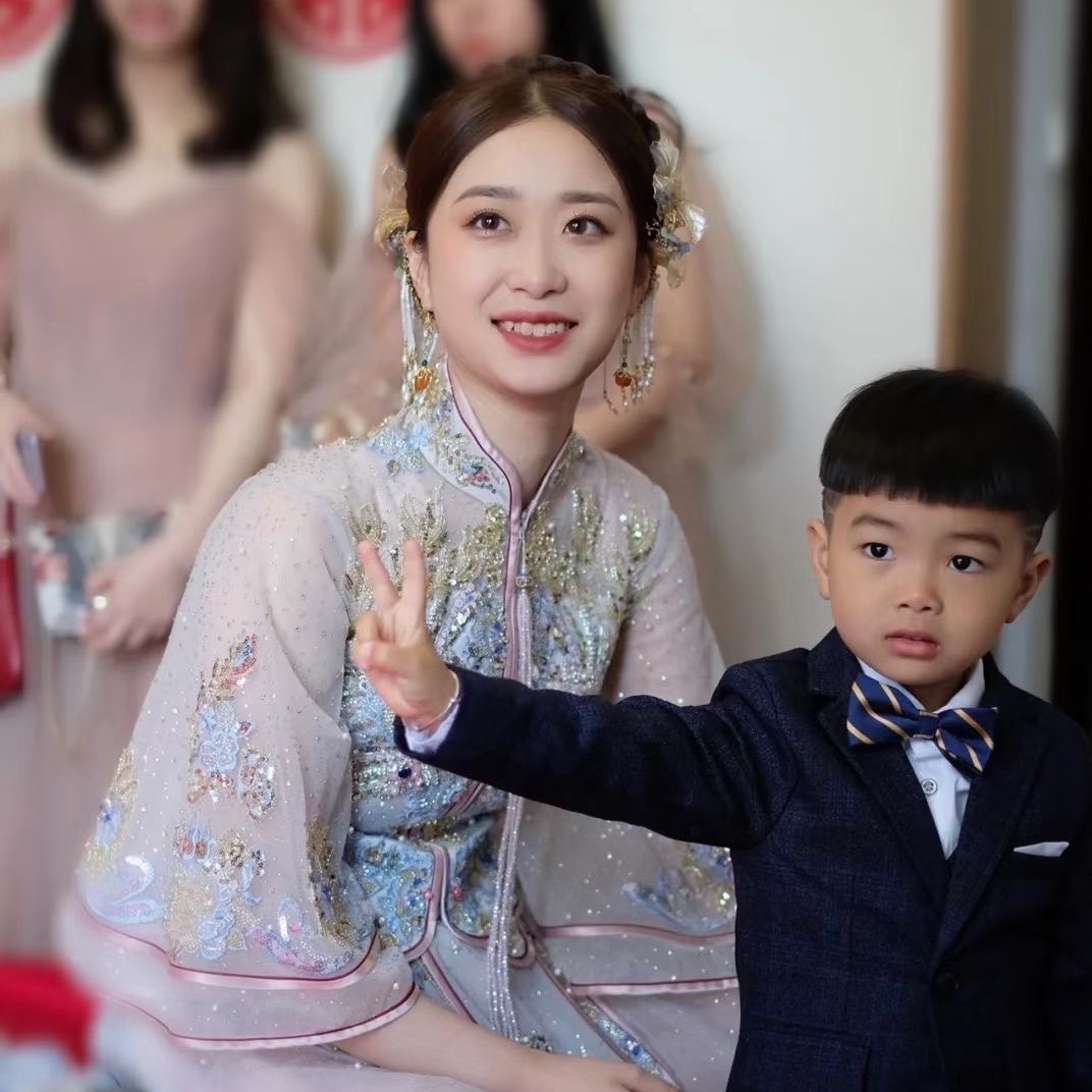 温柔甜美新中式秀禾服造型设计