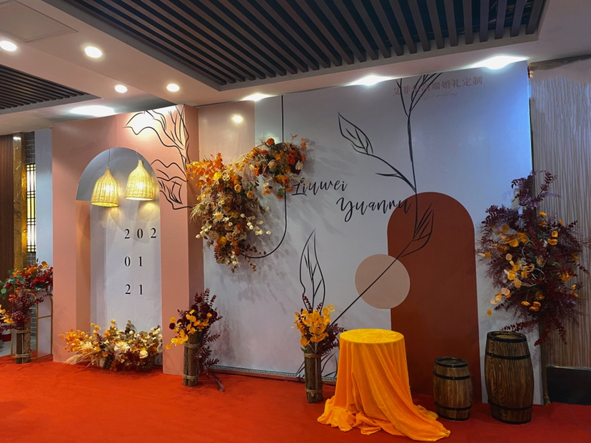 預(yù)算不高簡(jiǎn)約紅撞金色的風(fēng)格