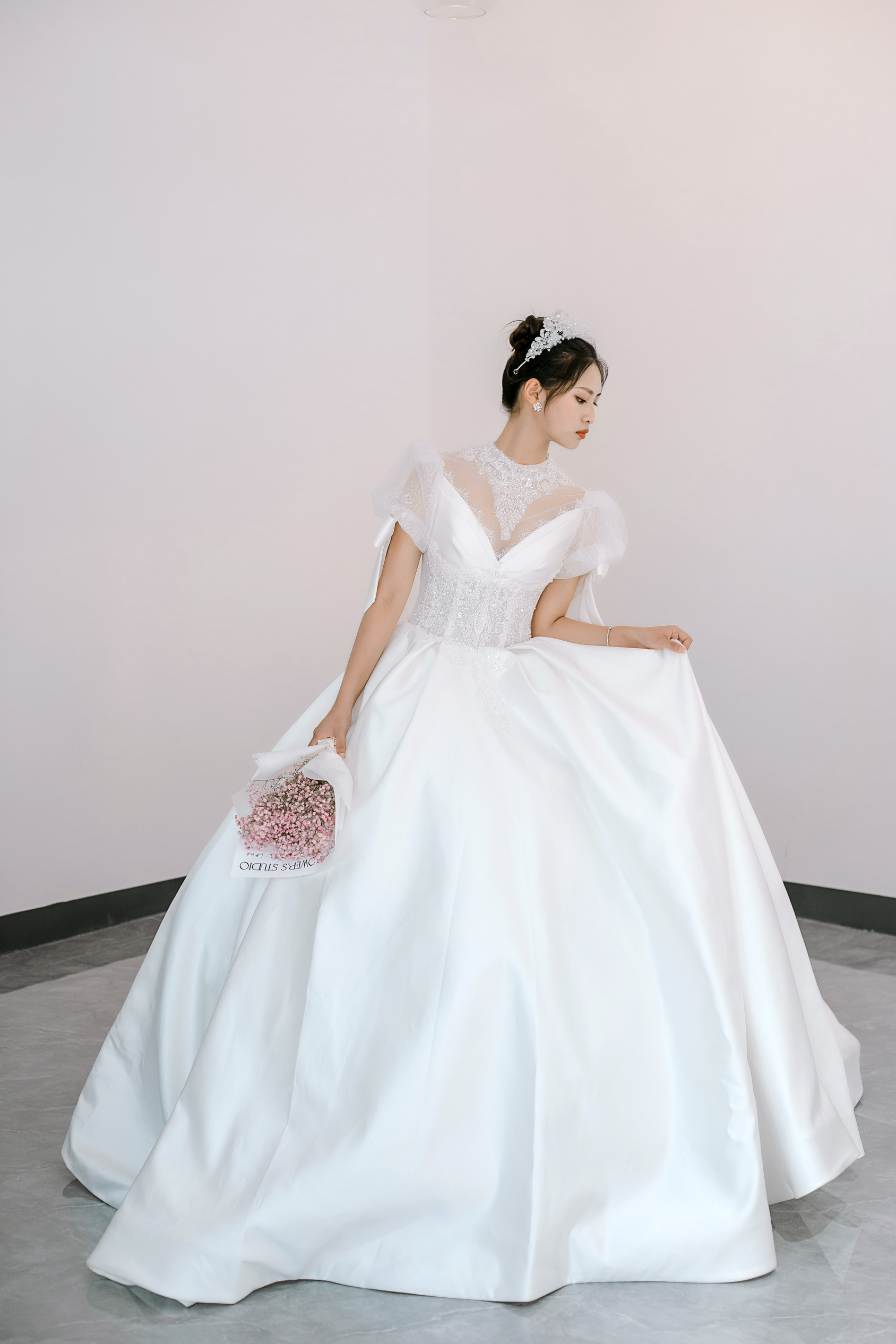 奢华高定拖尾婚纱+秀禾服+敬酒服+伴娘伴郎各4套