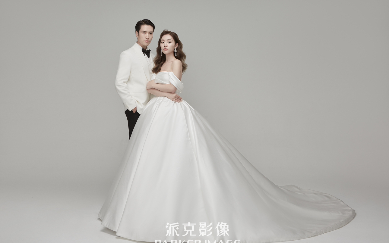 自帶高級(jí)感??極簡(jiǎn)風(fēng)室內(nèi)婚紗照大家都在拍??