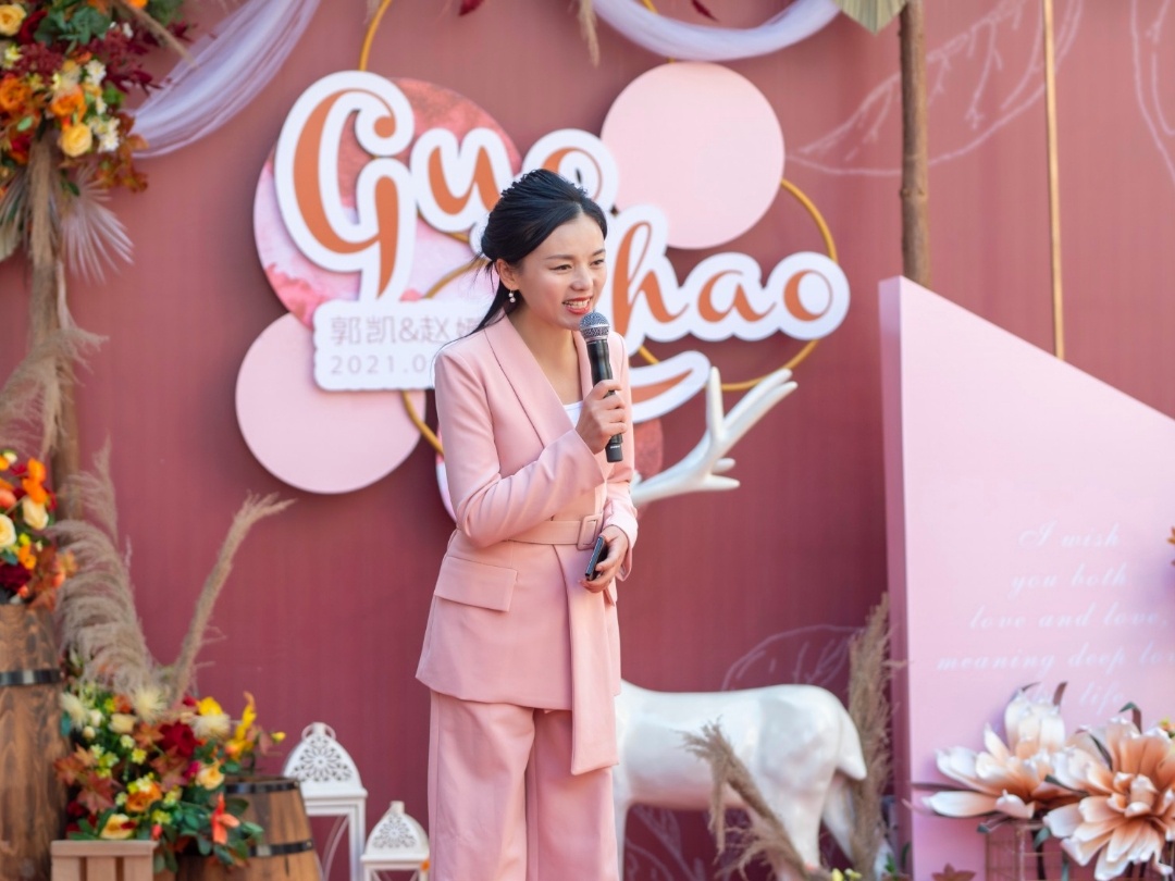 资深主持人+送歌曲加互动游戏+流程策划+音乐执行