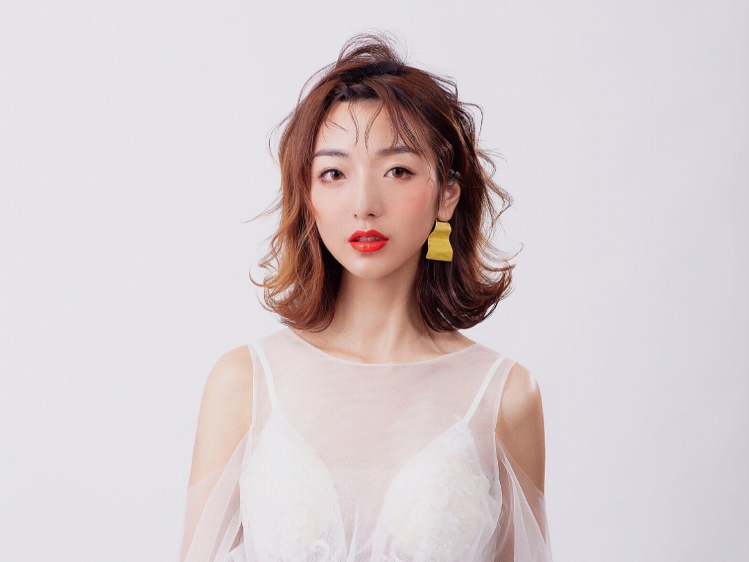 精品套系南京
新娘全天上门化妆