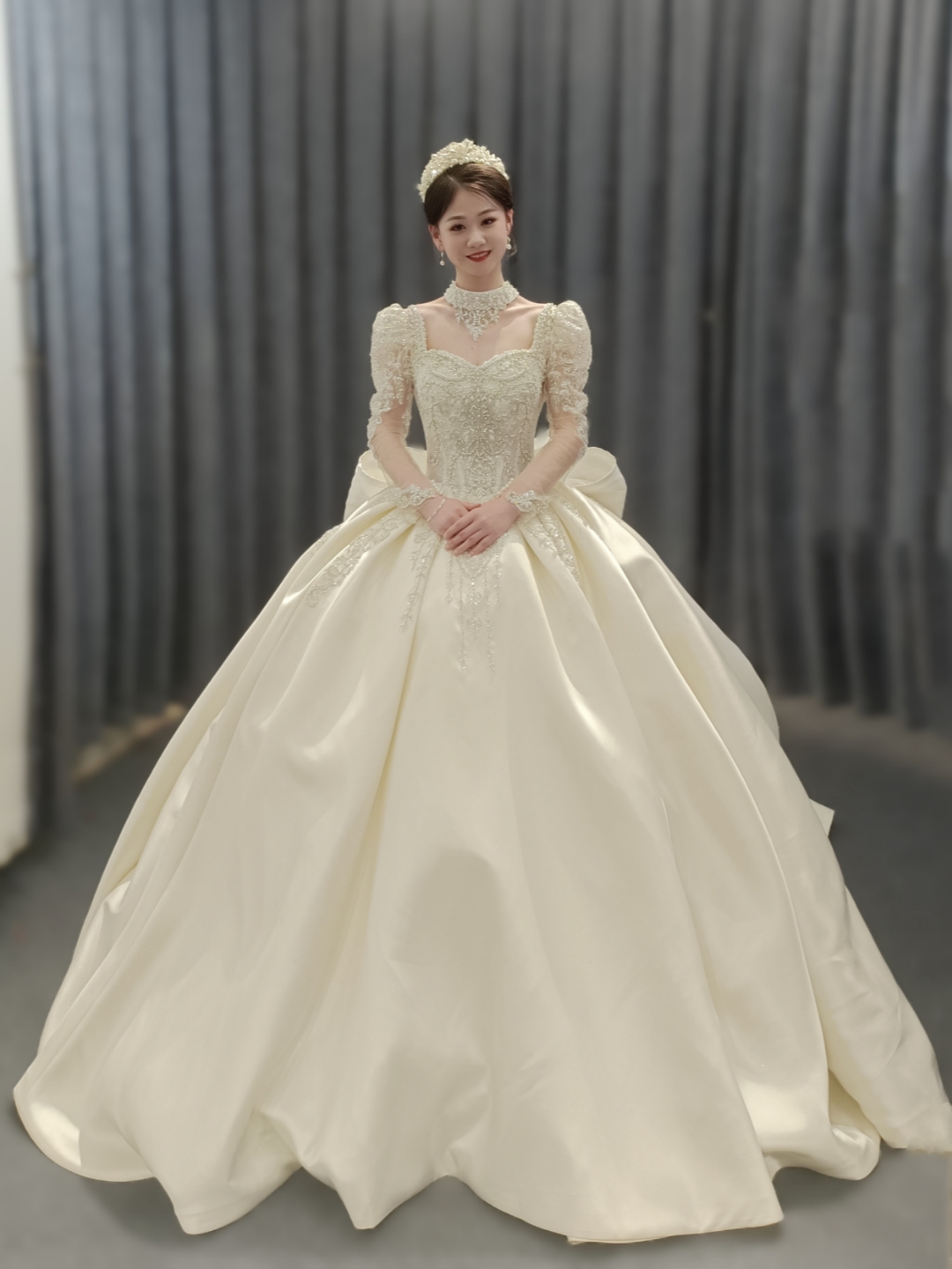 高级感满满的缎面婚纱试妆客片