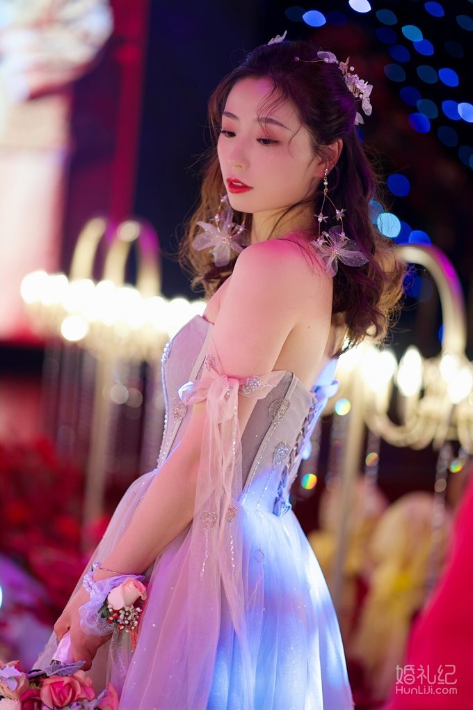 金绣嫁衣出门赚足眼球 彩纱两穿迎宾敬酒一件省心