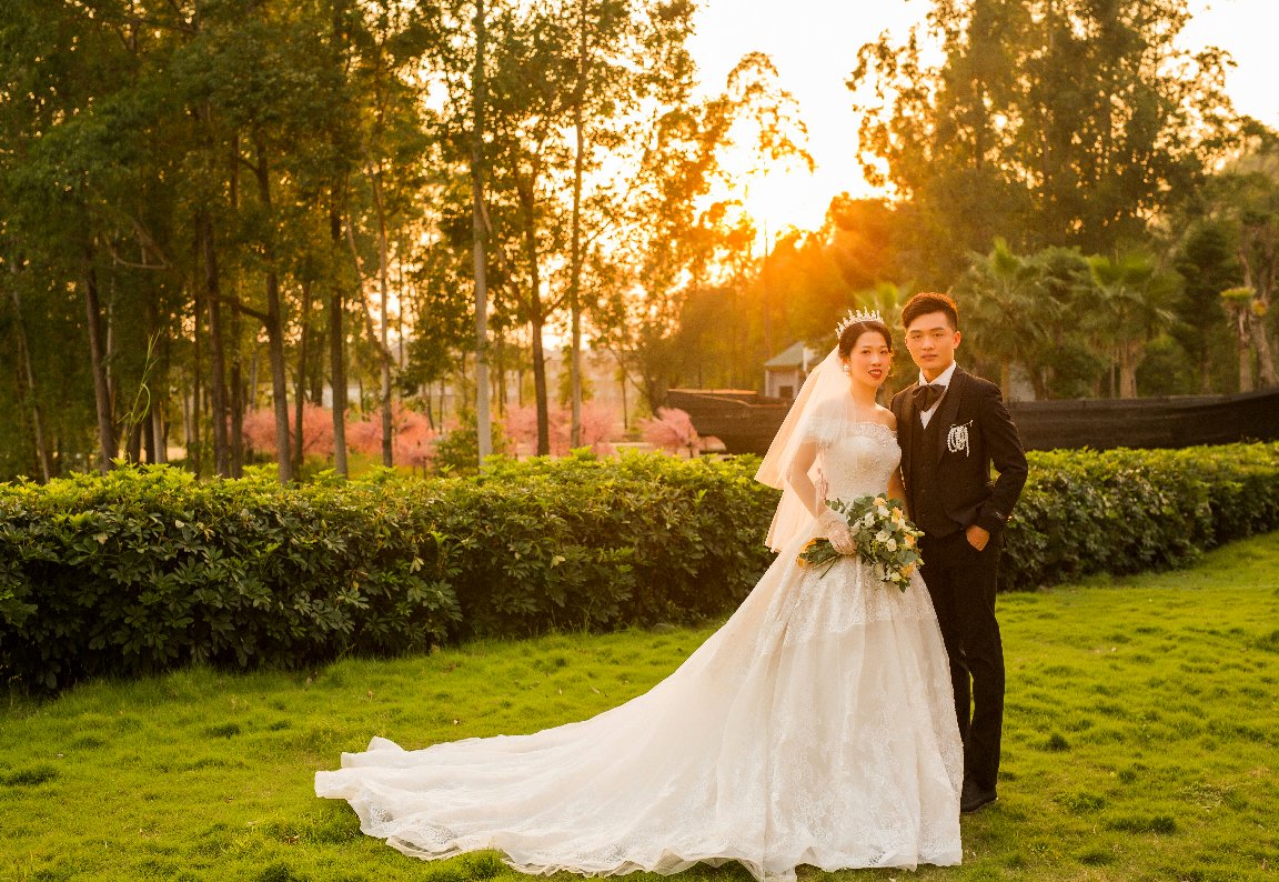 我们结婚啦，从校服到婚纱，马拉松的爱情长长久久