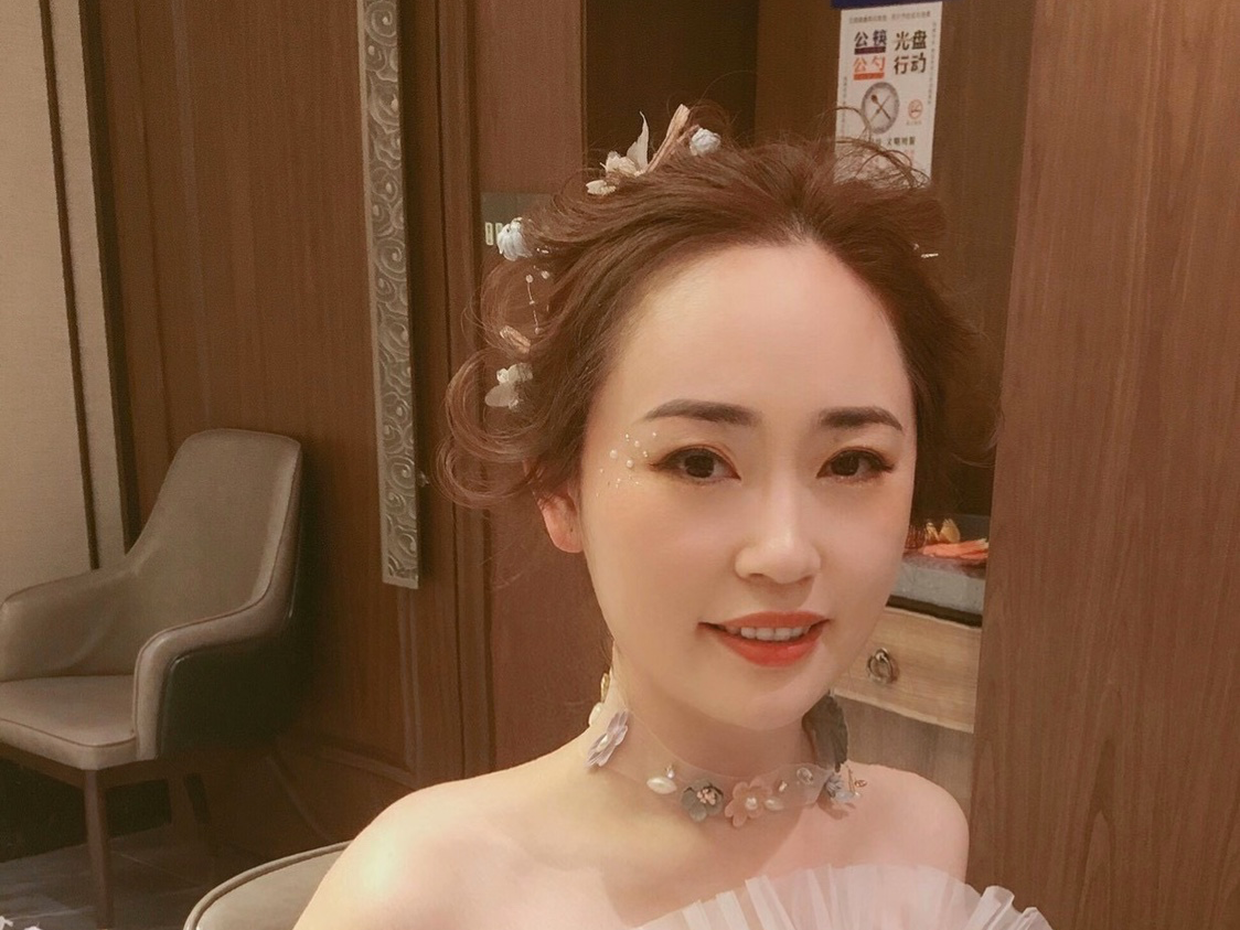 南京市8年资深化妆师全天新娘跟妆