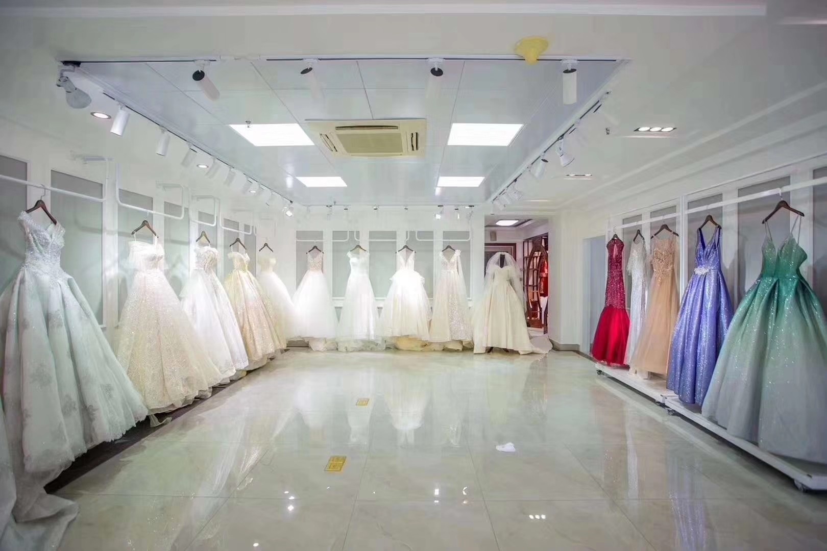 洛维思婚纱礼服馆(墟沟店)