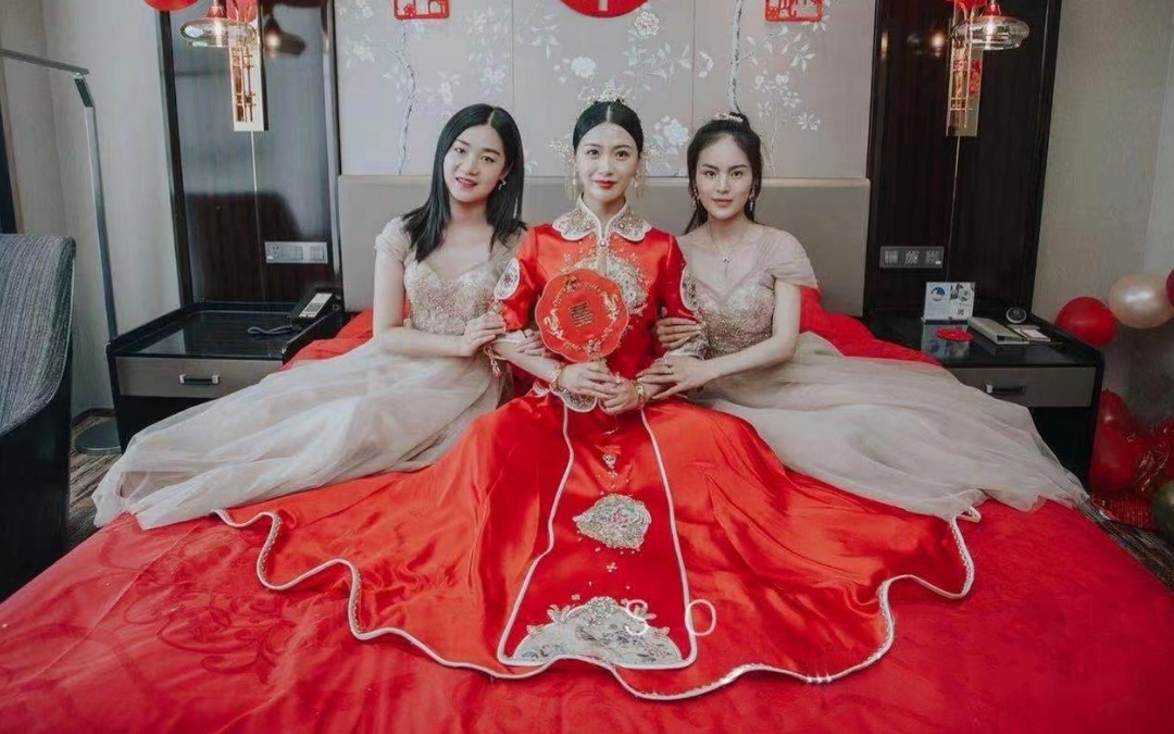 精致婉约的妆发搭配红色尽显大家闺秀的端庄