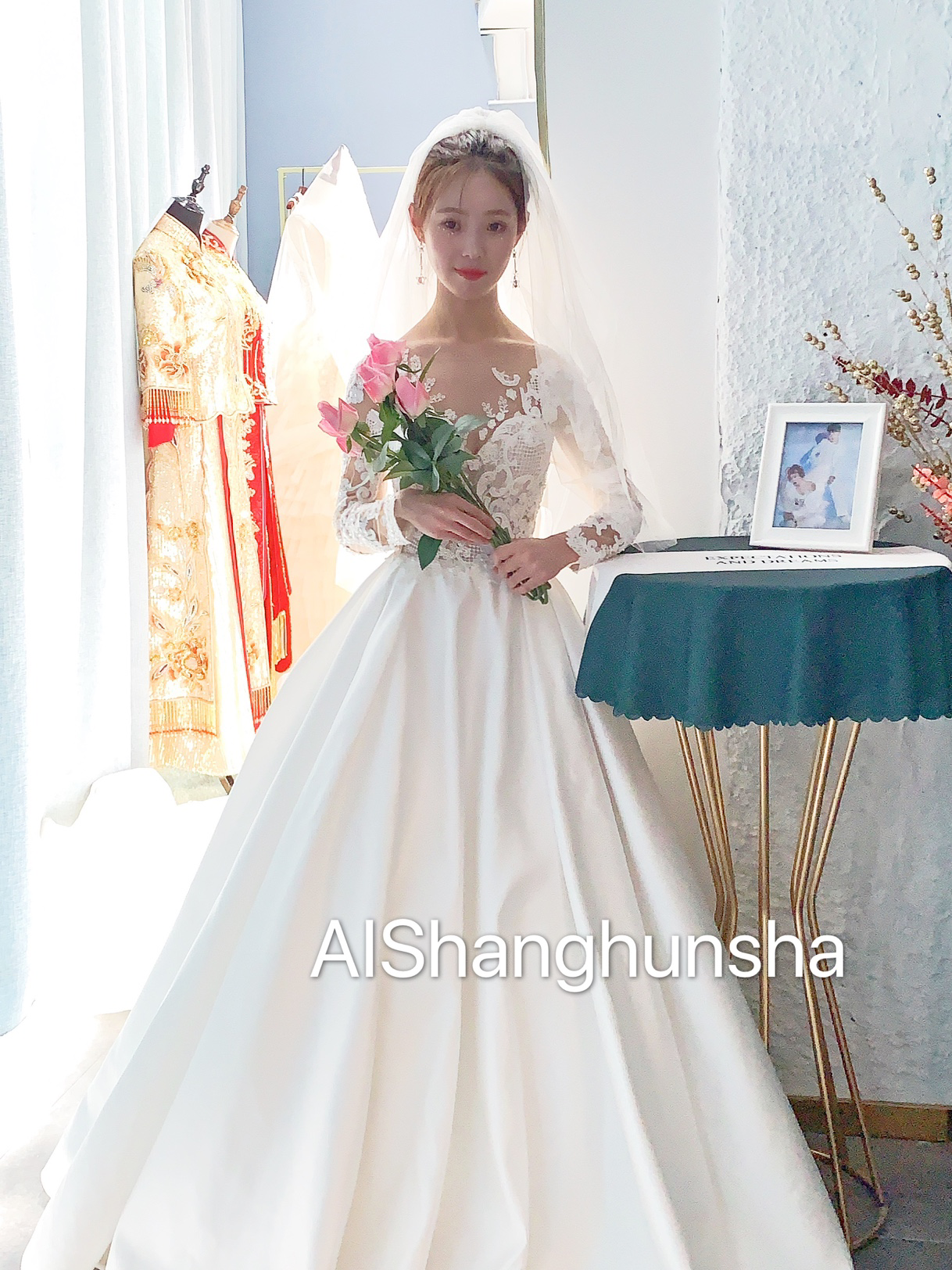 【玉兰婚纱】资深化妆师+3组造型设计