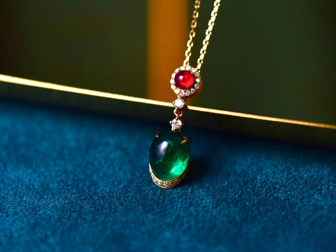 素面红宝祖母钻石吊坠颇有新意