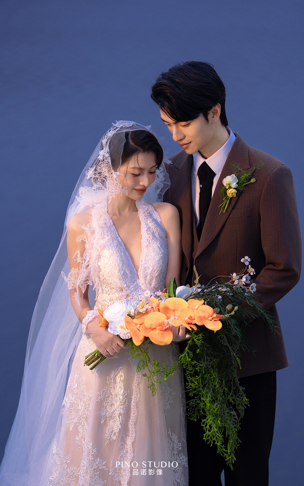 氛围感夜景湖边婚纱照