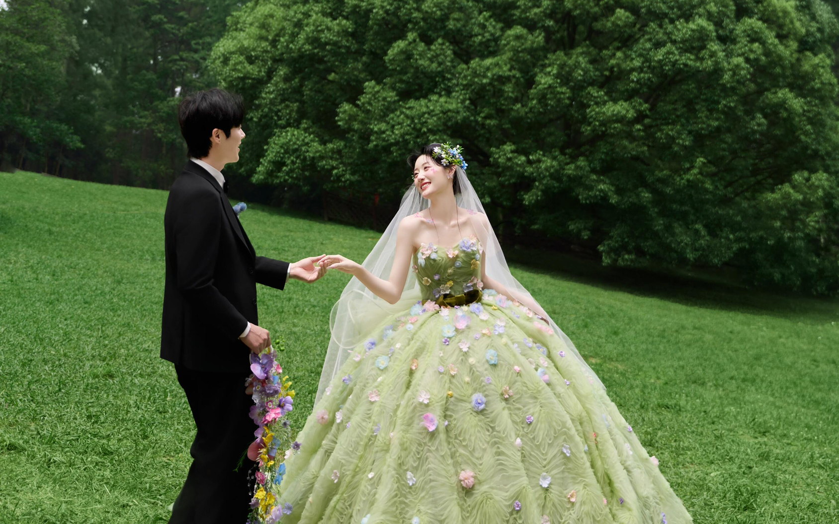 綠色草坪婚紗照