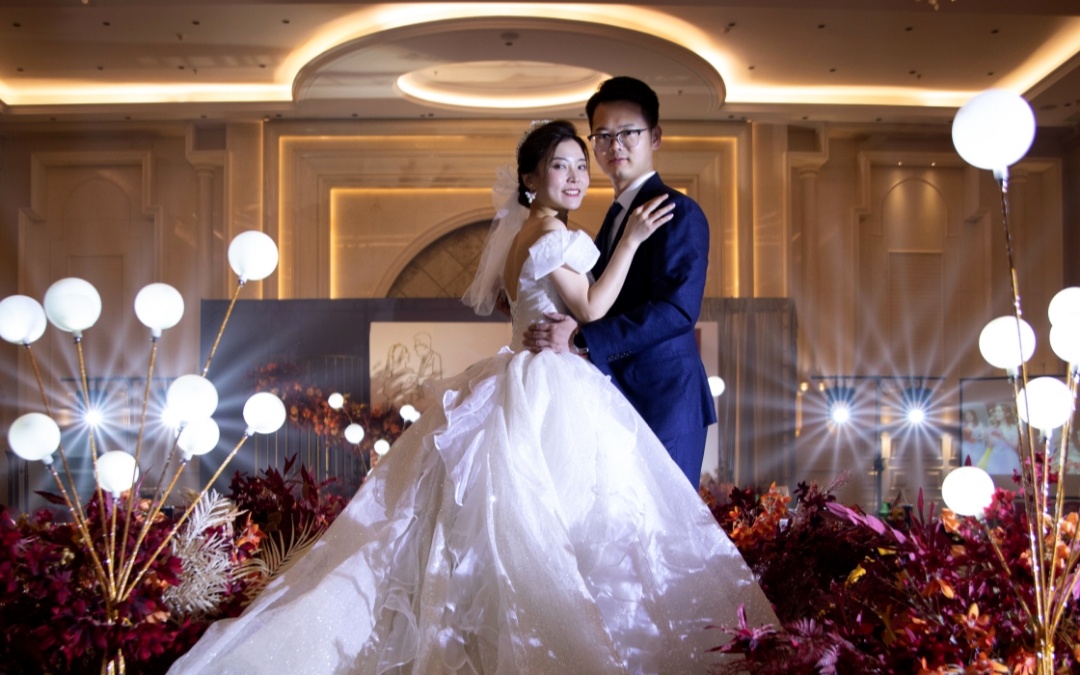 莉丽安婚礼策划—红色系室内婚礼现场