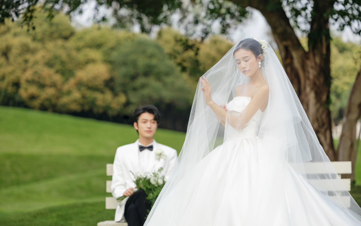 电影感超强的草坪婚纱照｜美到犯规啦  