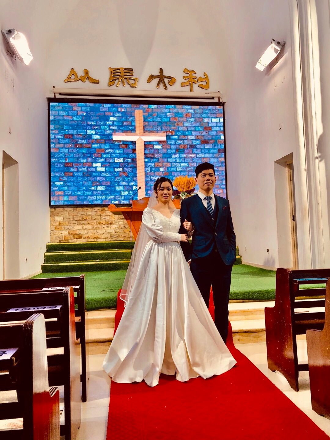 婚礼结束，出秀禾伴郎服婚纱头纱耳饰头饰披肩斗篷
