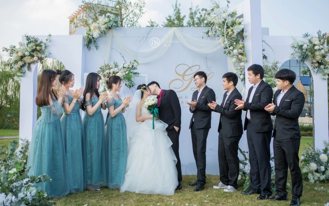 乌镇房车露营地的草坪婚礼现场