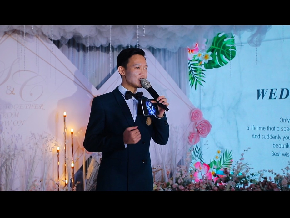 轻松叙述但又不失幽默型的主持风格