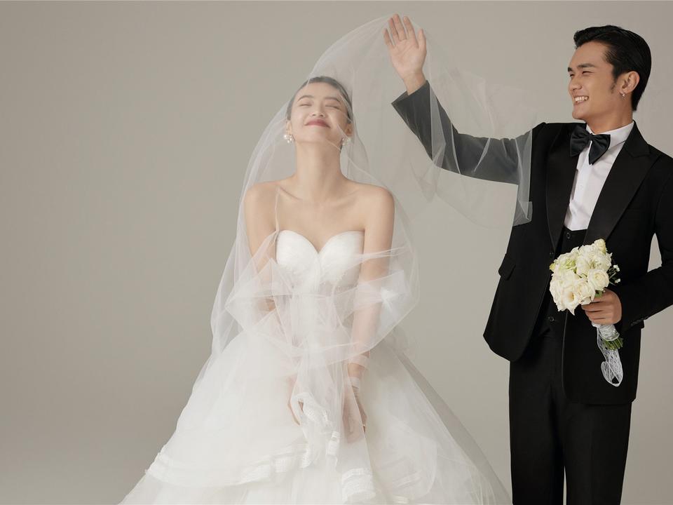喜嫁风”首席团队4套服装“情绪松弛品牌创新婚纱照