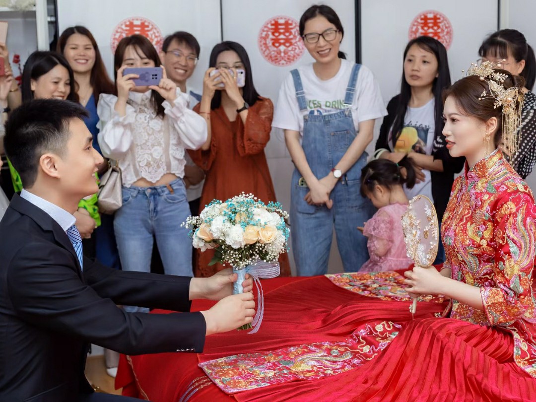 衡阳市内新娘跟妆三套造型三套头饰耳饰项链