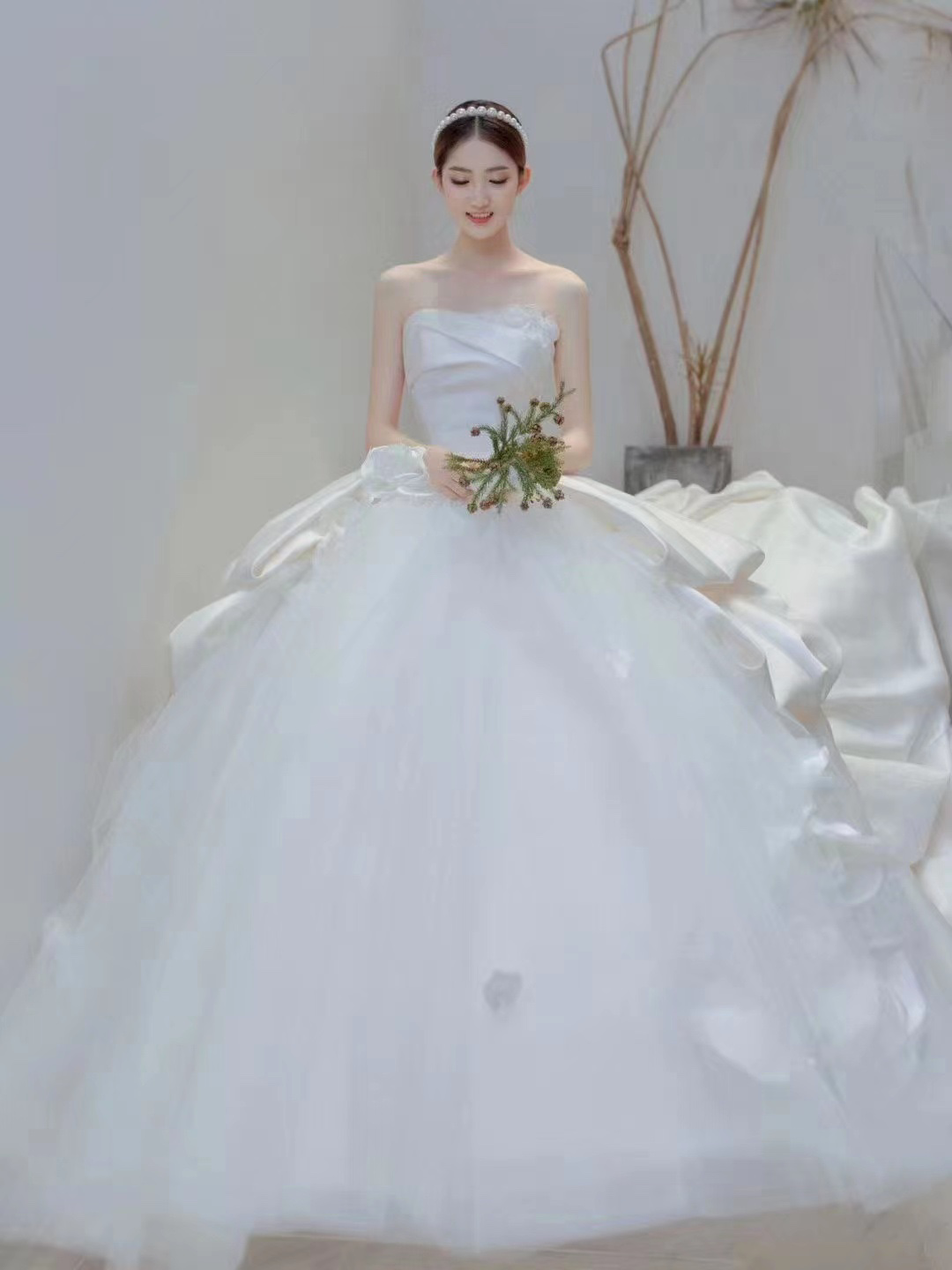 抹胸款缎面婚纱