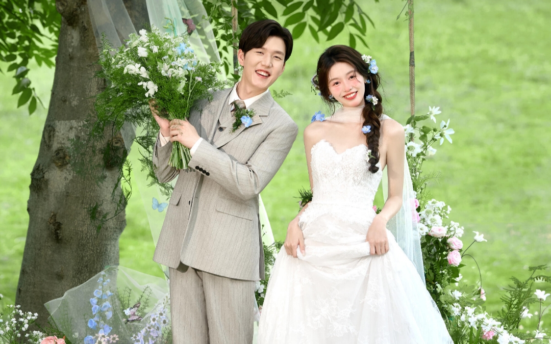 被鲜花和阳光包围的森系草坪婚纱照封神了！💐