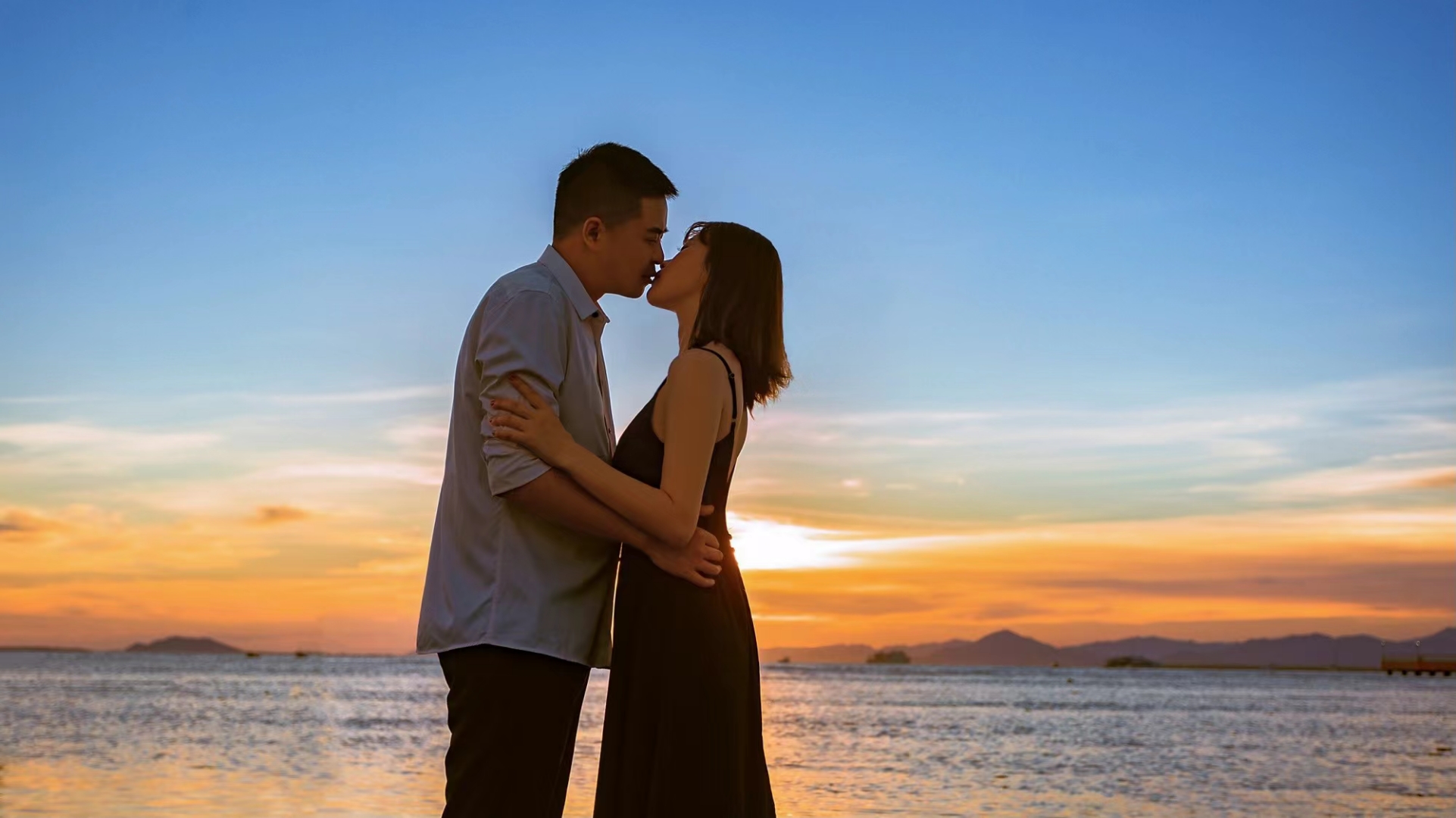 蒙阴后古夕阳下的海景婚纱照