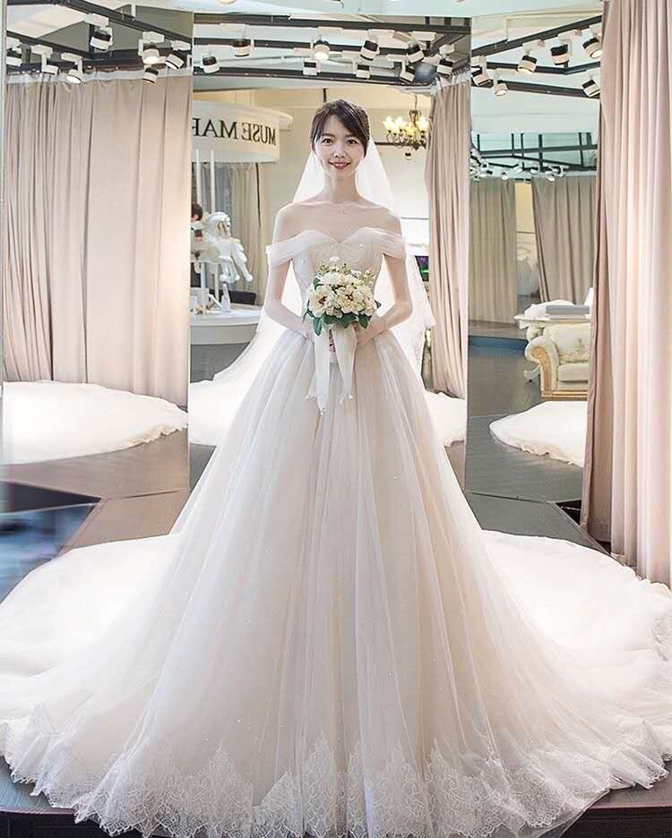 全新拖尾婚纱300多