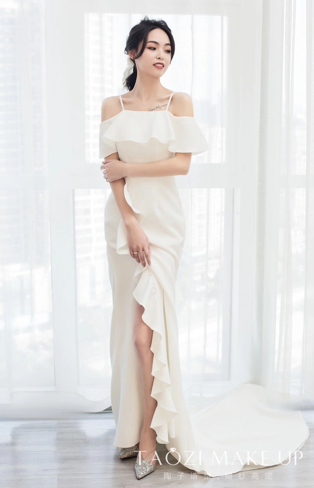 一字肩缎面鱼尾婚纱