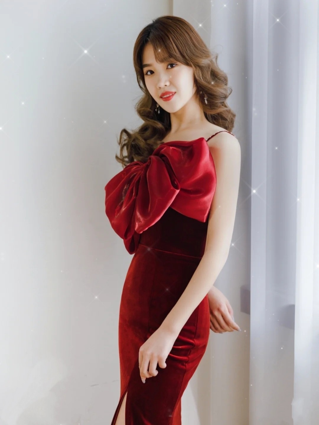 红色禁忌之吻款的勃艮红丝绒礼服