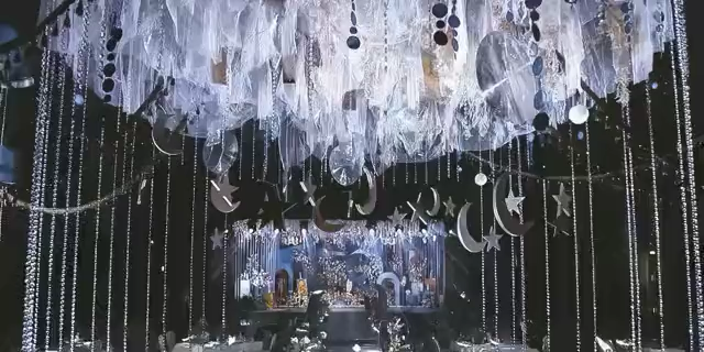 世上繁华种种，唯有你无可替代。